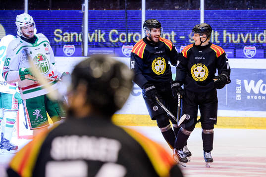 Brynäs John Persson och Daniel Mannberg jublar