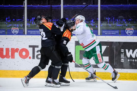 Brynäs Tom Hedberg och Simon Bertilsson i en kamp mot