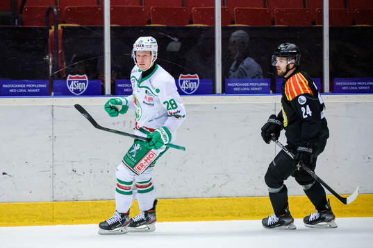 Rögles Anton Bengtsson jublar samtidigt som Brynäs Emil