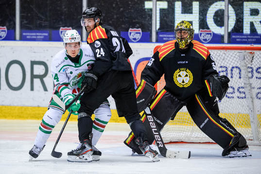 Rögles Benjamin Smith  oroar framför Brynäs Emil Molin