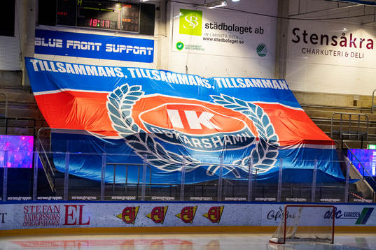 En Oskarshamnsflagga på läktaren