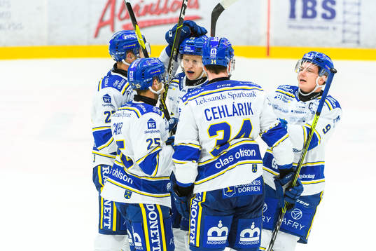 Leksands Carter Camper jublar med lagkamrater