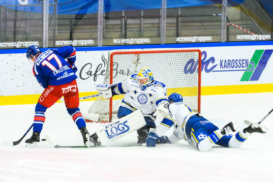 Oskarshamns Jonas Engström mot Leksands målvakt Janne