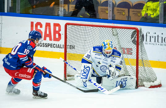 Oskarshamns Oscar Sundh och Leksands målvakt Janne Juvonen