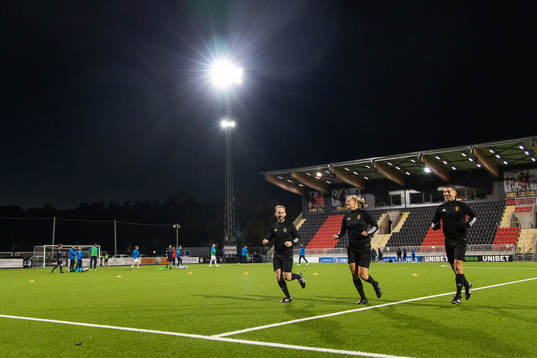 Assisterande domare Joakim Wik, domare Tess Olofsson och