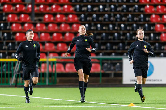 Domare Tess Olofsson värmer upp