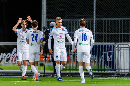 Akropolis Martin Falkeborn jublar med lagkamrater