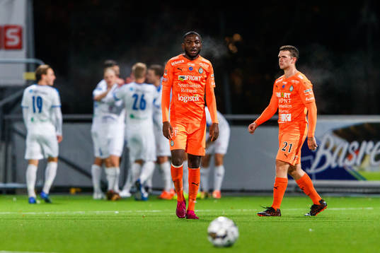 AFC Eskilstunas Chidi Dauda Omeje och Jesper Manns deppar