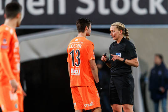AFC Eskilstunas Wilhelm Loeper i samtal med domare Tess