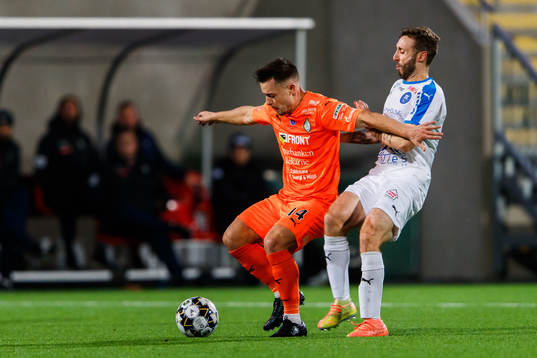 AFC Eskilstunas Ryabn Williams och Akropolis Andrew Stadler