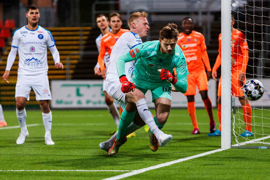 Akropolis Nicklas Maripuu mot AFC Eskilstunas målvakt