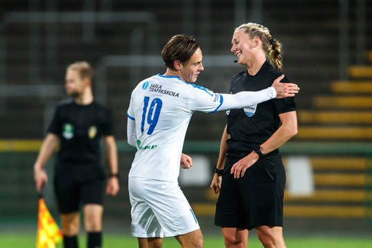 Akropolis Cesar Weilid tackar domare Tess Olofsson