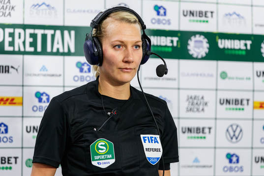 Domare Tess Olofsson blir intervjuad