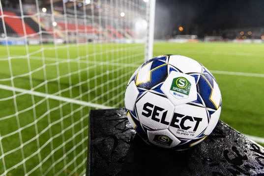 En fotboll på ett podie