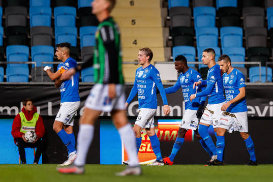 Norrbys Oke Akpoveta jublar med lagkamrater