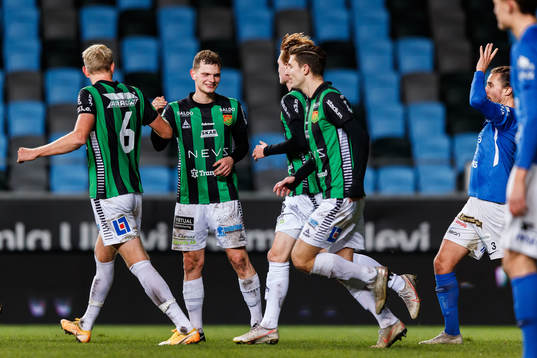 GAIS Meinhard Egilsson Olsen jublar med lagkamrater
