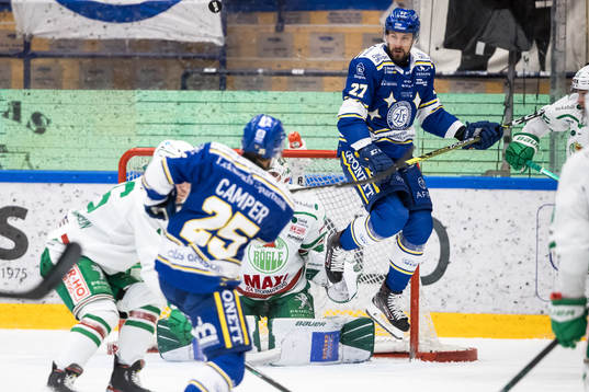 Leksands Marek Hrivík framför Rögles målvakt Johan