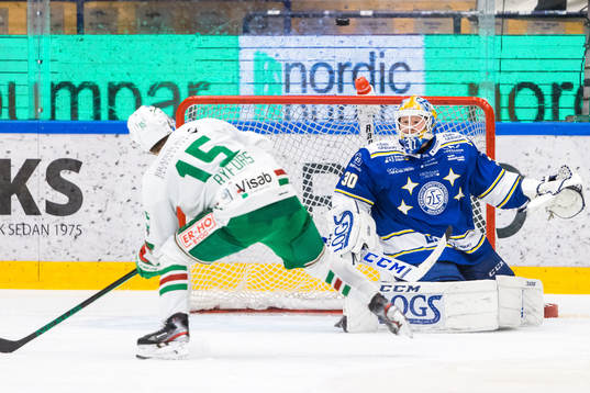 Rögles Simon Ryfors och Leksands målvakt Janne Juvonen