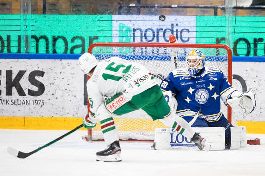 Leksands målvakt Janne Juvonen och Rögles Simon Ryfors