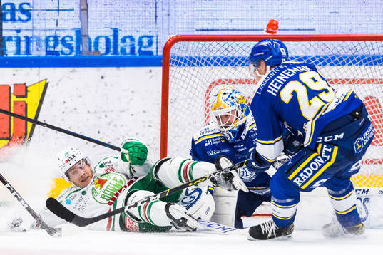 Rögles Benjamin Smith och Leksands målvakt Janne Juvonen