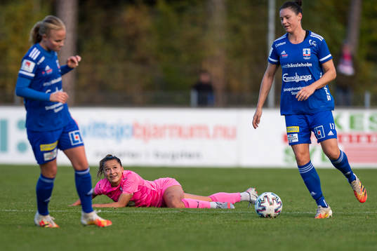 Rosengårds Alexandra Lowe Riley reagerar