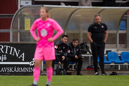 Rosengårds assisterande tränare Patrick Winqvist deppar