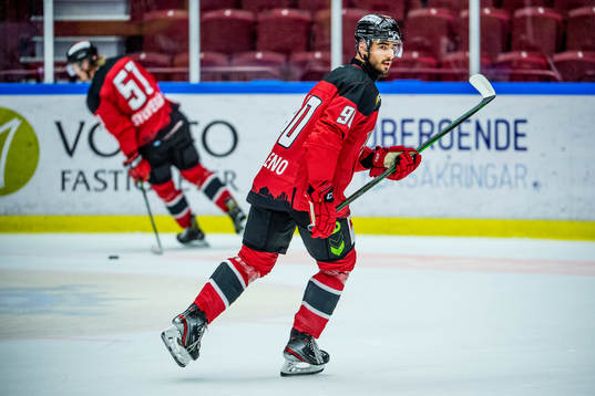 Malmö Redhawks Joe Veleno värmer upp innan
