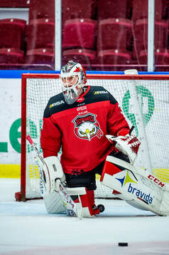 Malmö Redhawks målvakt Lars Volden värmer upp innan