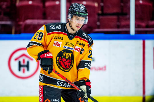 Luleås Erik Gustafsson värmer upp innan ishockeymatchen i
