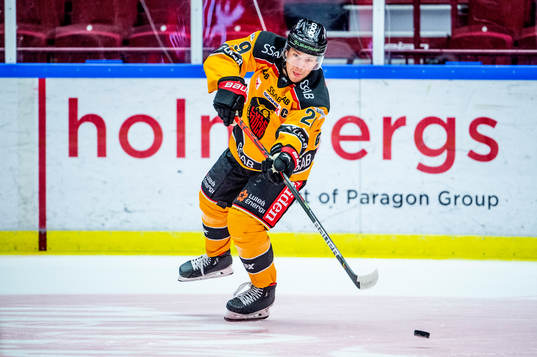 Luleås Erik Gustafsson värmer upp innan ishockeymatchen i