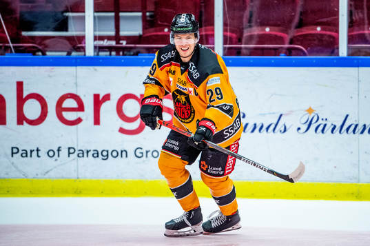 Luleås Erik Gustafsson värmer upp innan ishockeymatchen i