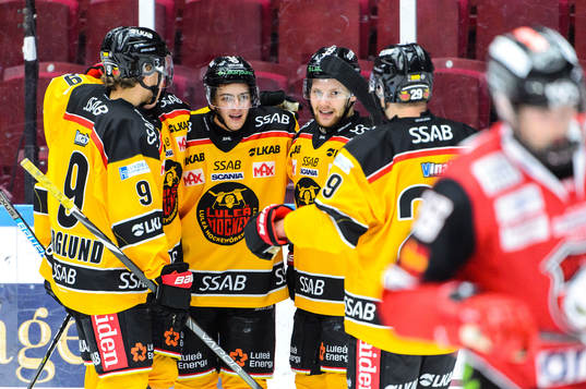 Luleås Einar Emanuelsson jublar med lagkamrater