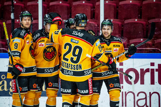 Luleås Einar Emanuelsson längst ut till höger jublar med