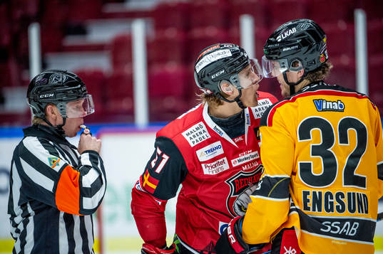 Domare Pehr Claesson höjer pipan när Malmö Redhawks Emil