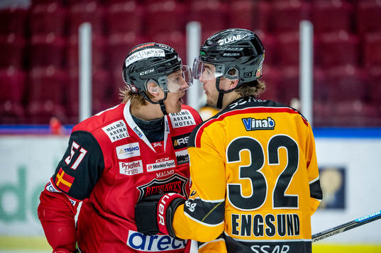 Malmö Redhawks Emil Sylvegård och Luleås Oscar Engsund i