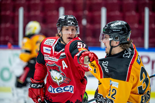 Malmö Redhawks Emil Sylvegård och Luleås Oscar Engsund i
