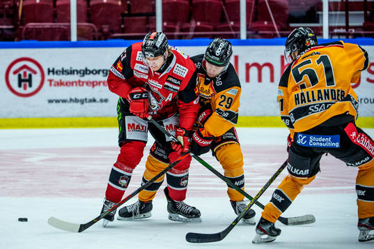 Malmö Redhawks Emil Sylvegård mot Luleås Erik Gustafsson