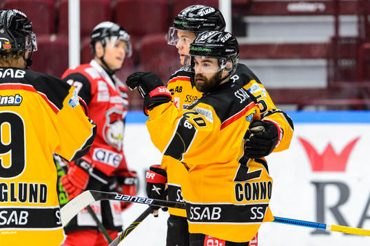 Luleås Jack Connolly jublar med Victor Berglund och Filip