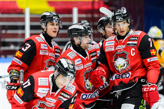 Malmö Redhawks Oliver Lauridsen jublar med lagkamrater