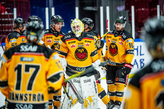 Luleås målvakt David Rautio jublar med lagkamraterna