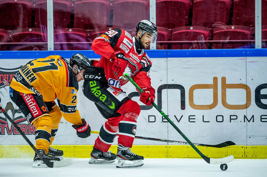 Malmö Redhawks Joe Veleno mot Luleås Juhani Tyrväinen