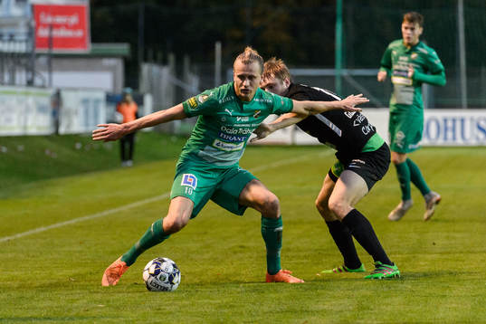 Ljungskiles Jesper Westermark håller undan bollen för sin