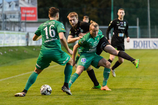 Ljungskiles Jesper Westermark håller undan bollen för sin