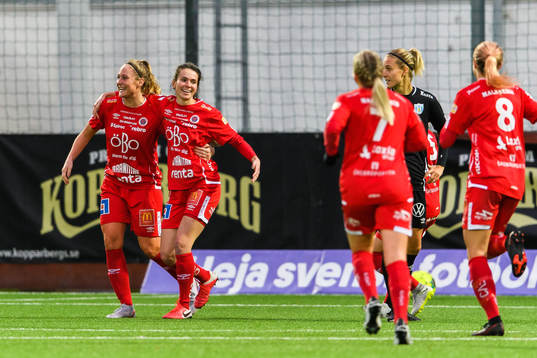 Örebros Cali Farquharson jublar