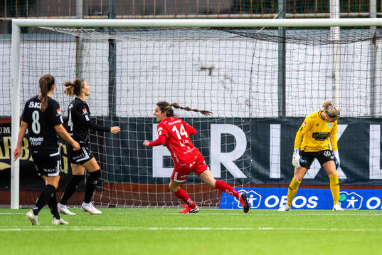 Örebros Cali Farquharson jublar