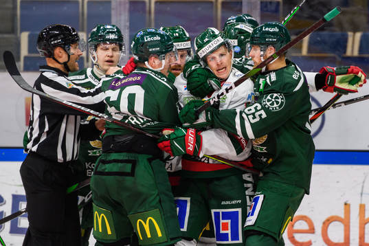 Frölundas Max Friberg i bråk med Färjestads Vojtech Mozik