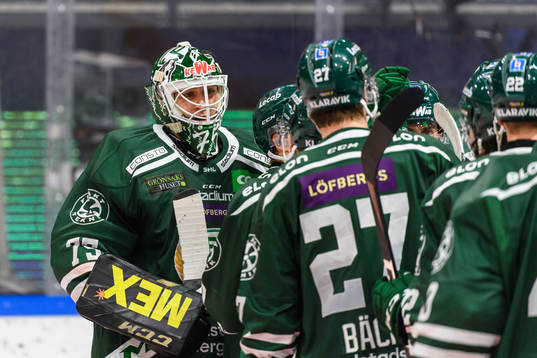 Färjestads målvakt Arvid Holm jublar med lagkamrater
