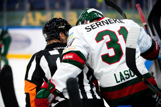 Domare Mikael Andersson i samtal med Frölundas Nicklas Lasu