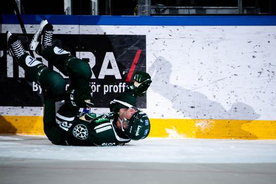 Färjestads Carl Jakobsson jublar