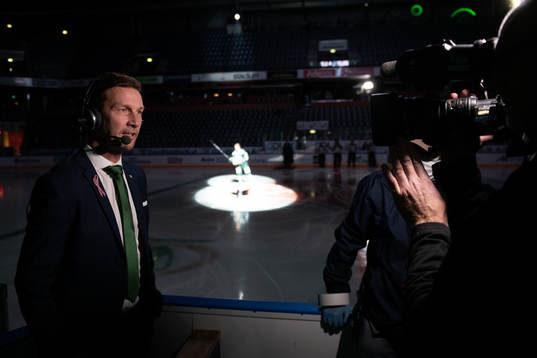 Färjestads huvudtränare Johan Pennerborn blir intervjuad